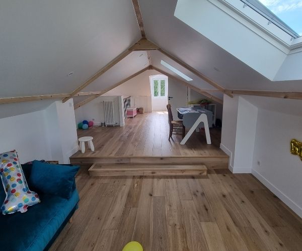 Vue d’ensemble des combles aménagés dans une maison à Chatou