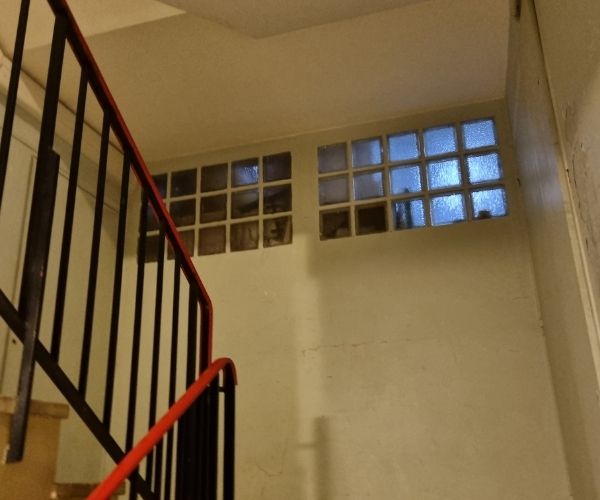 Cage d’escalier avant rénovation dans un immeuble ancien