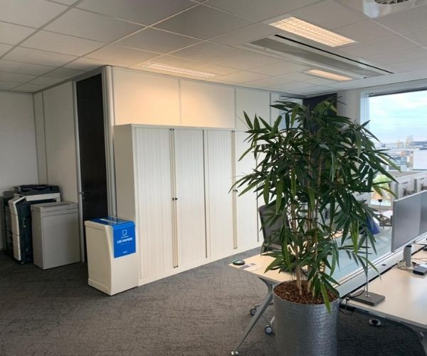 Bureaux rénovés avec rangements et cloisons dans un immeuble tertiaire