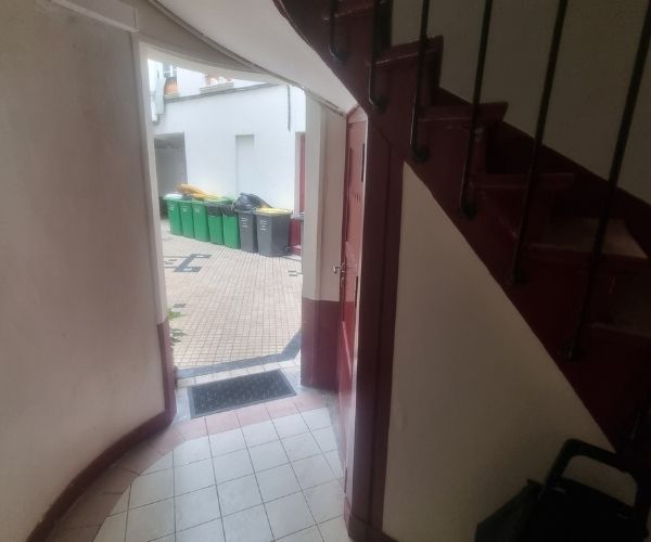 Cage d’escalier rénovée avec accès cour intérieure à Paris 13