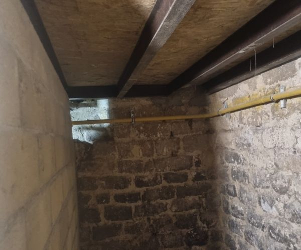 Cave d’immeuble ancien avant travaux de structure à Paris 13