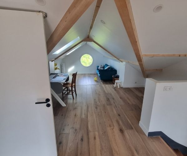 Chambre sous combles rénové avec charpente apparente à Chatou
