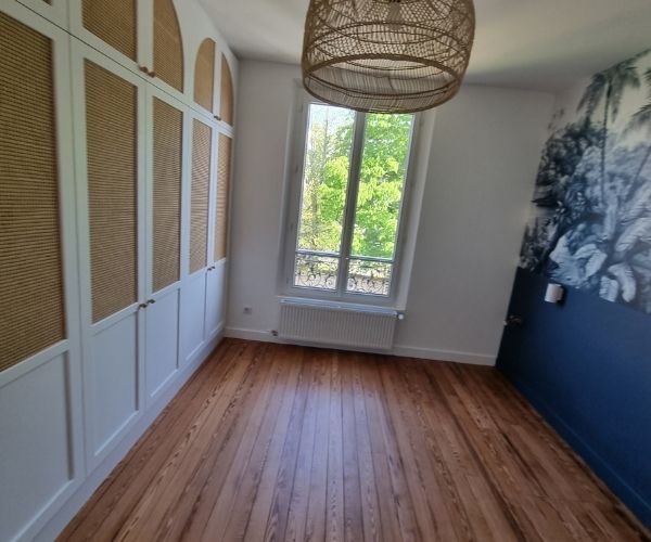 Chambre rénovée avec rangements sur mesure à Chatou