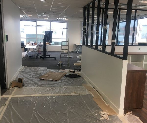 Cloison vitrée installée dans des bureaux tertiaires