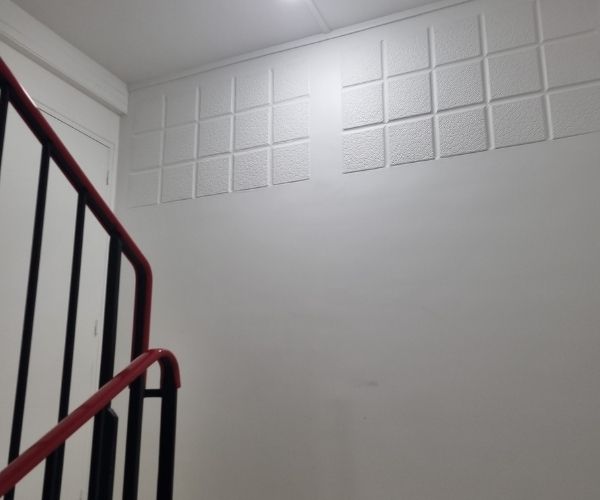 Couloir d’immeuble rénové avec peinture