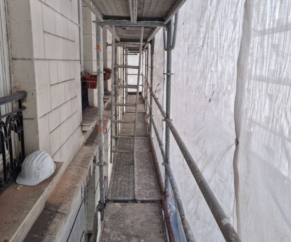Échafaudage de ravalement de façade en cours de travaux à Paris