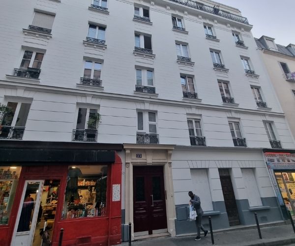 Entrée d’immeuble rénovée après ravalement de façade à Paris