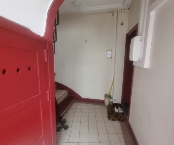 Entrée de parties communes avant rénovation à Paris 13