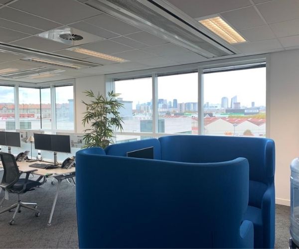 Espace de travail semi-cloisonné dans des bureaux professionnels rénovés