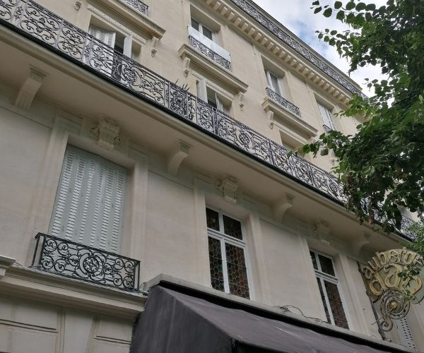 Façade haussmannienne avec balcons filants après ravalement à Paris