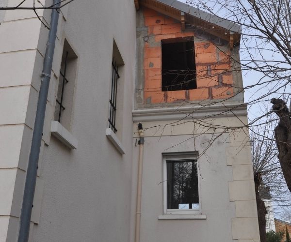 Façade de maison en cours de rénovation à Chatou dans les Yvelines