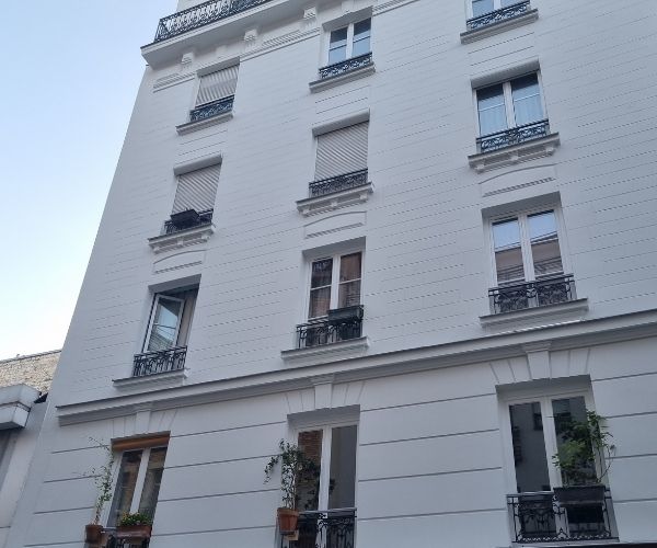 Façade d’immeuble rénovée après ravalement rue Léon à Paris