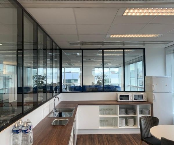 Kitchenette et espace repas aménagés dans des bureaux professionnels