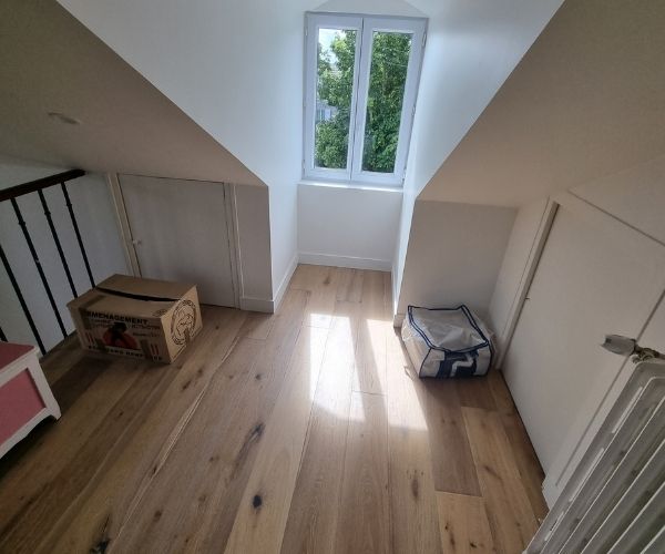 Palier sous combles rénové avec parquet à Chatou