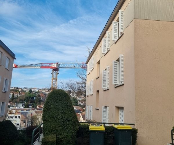 Façade latérale d’immeuble résidentiel au Plessis-Robinson avec environnement urbain