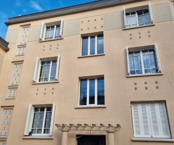 Façade principale d’une résidence au Plessis-Robinson avec entrée et volets rénovés