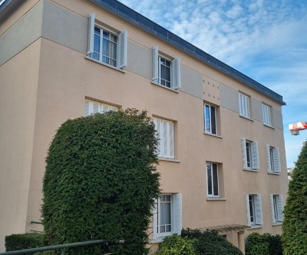 Vue d’ensemble d’une résidence rénovée au Plessis-Robinson avec végétation