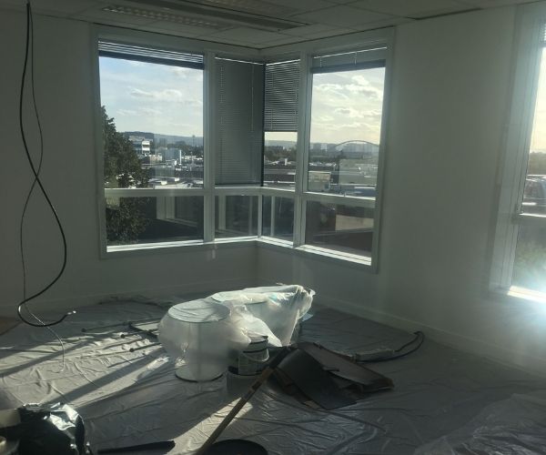 Préparation des sols avant pose de revêtement dans des bureaux