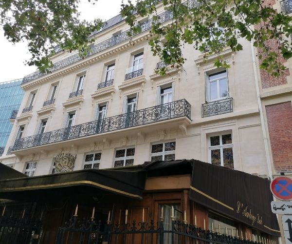 Ravalement de façade d’immeuble avec commerce en rez-de-chaussée à Paris 16