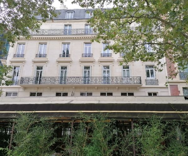 Façade d’immeuble haussmannien rénovée à Paris 16 avenue de Malakoff