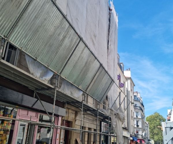 Ravalement de façade avec échafaudage rue Léon à Paris