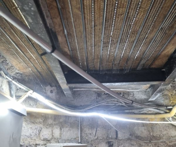 Renforcement de plancher bois par structure métallique en cave