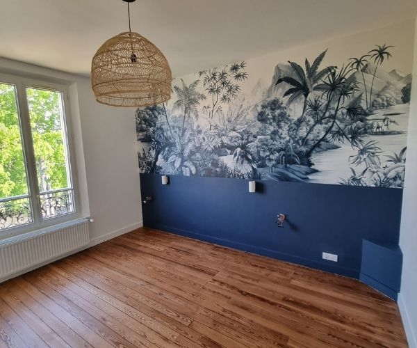 Chambre rénovée avec parquet et papier peint à Chatou
