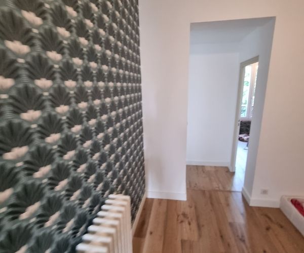 Couloir rénové avec papier peint décoratif et parquet à Chatou