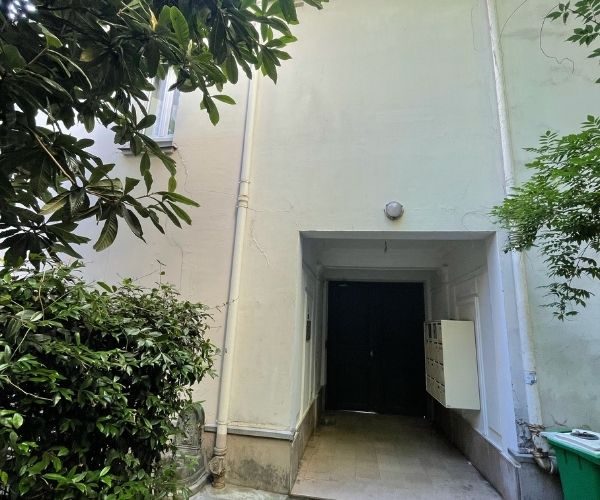 Accès à une cour intérieure d’immeuble à Paris, rue Lecourbe
