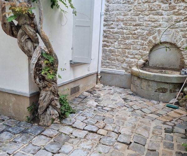 Détail du sol pavé d’une cour intérieure parisienne
