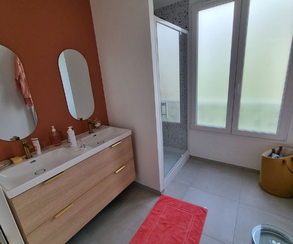 Salle de bains rénovée avec douche moderne à Chatou