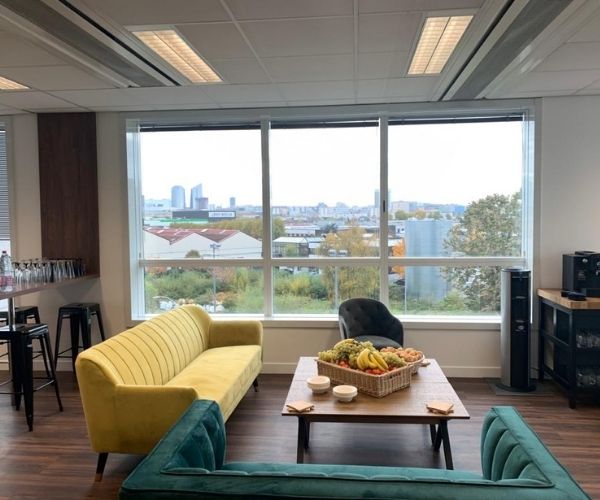 Salon collaboratif aménagé en open space dans des bureaux professionnels